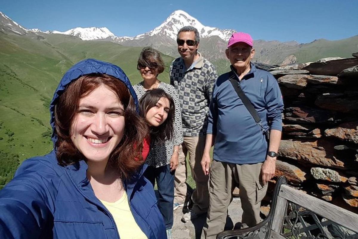 um grupo de pessoas em pé no topo de uma montanha