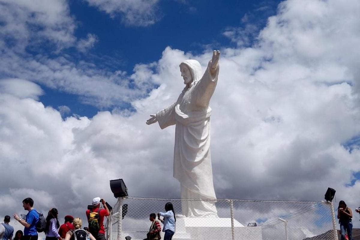 una statua di un uomo in piedi di fronte a una folla