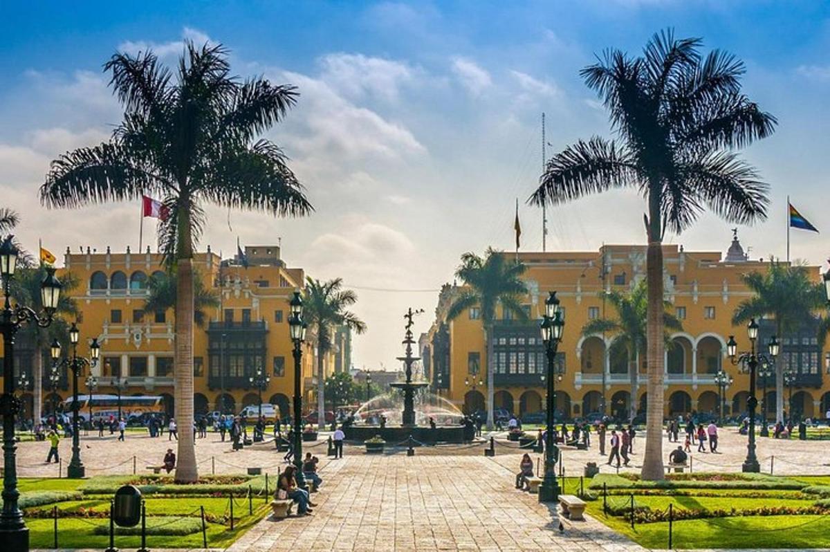 una piazza cittadina con palme di fronte a un edificio