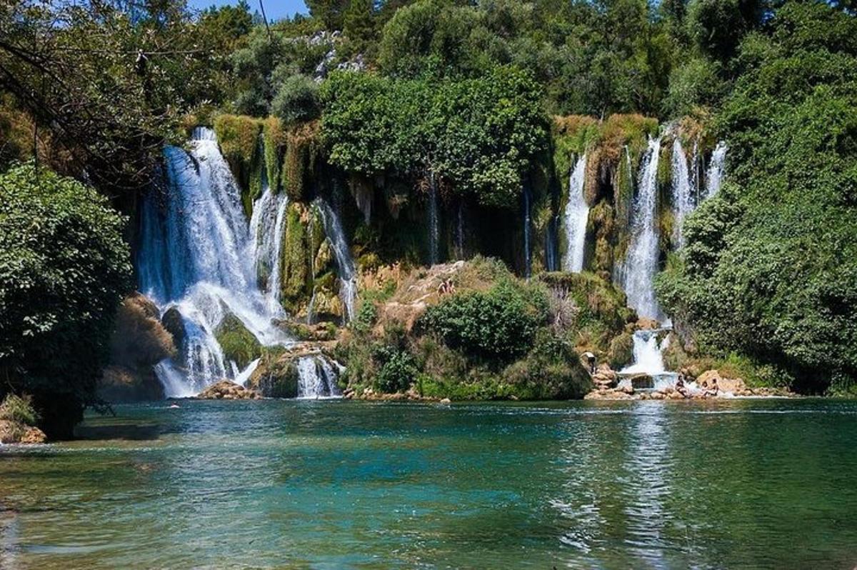 μια ομάδα καταρρακτών στη μέση μιας λίμνης