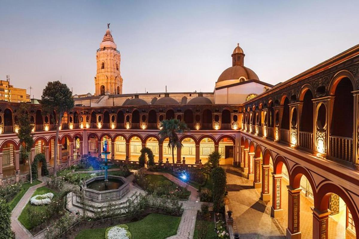 un grande edificio con una fontana e una torre dell'orologio