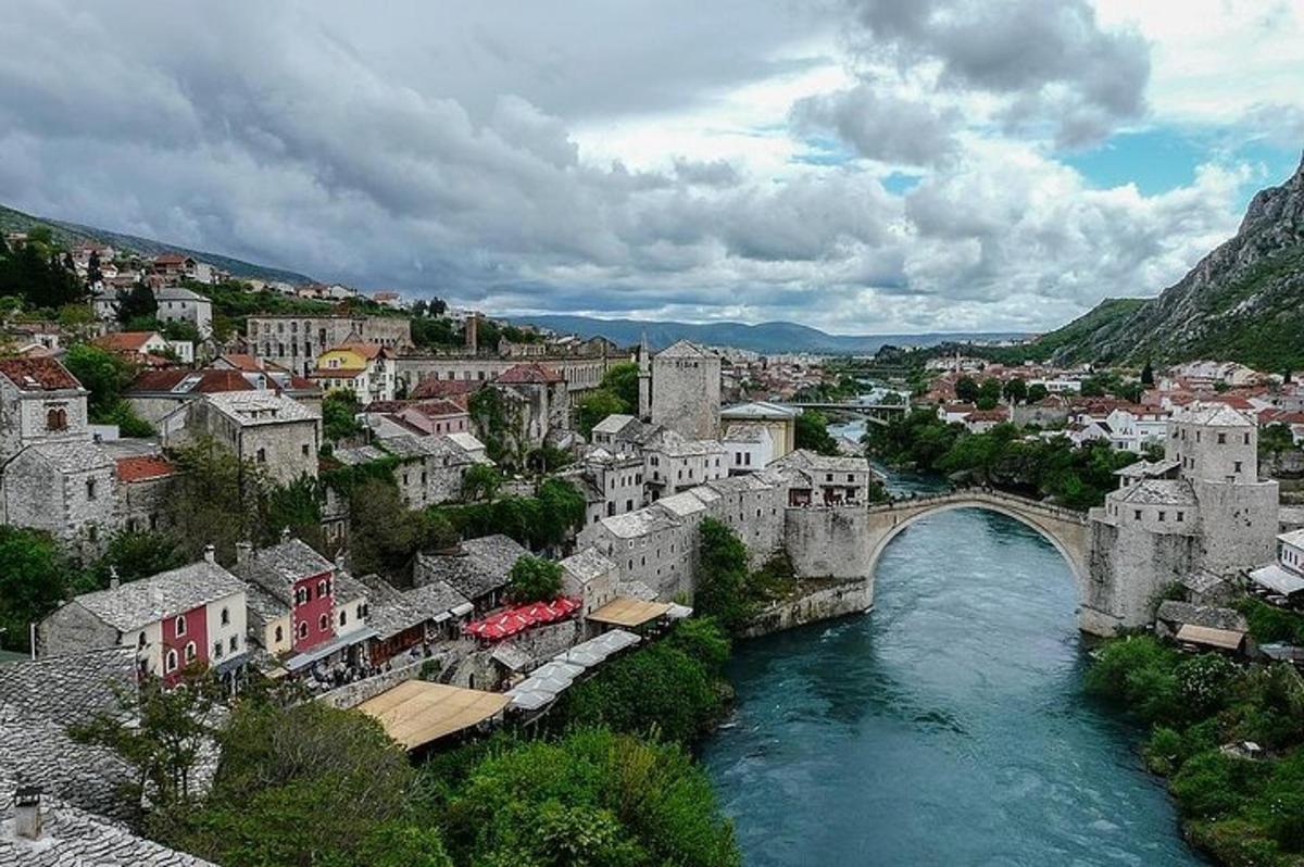 Μια γέφυρα πάνω από ένα ποτάμι σε μια πόλη με κτίρια