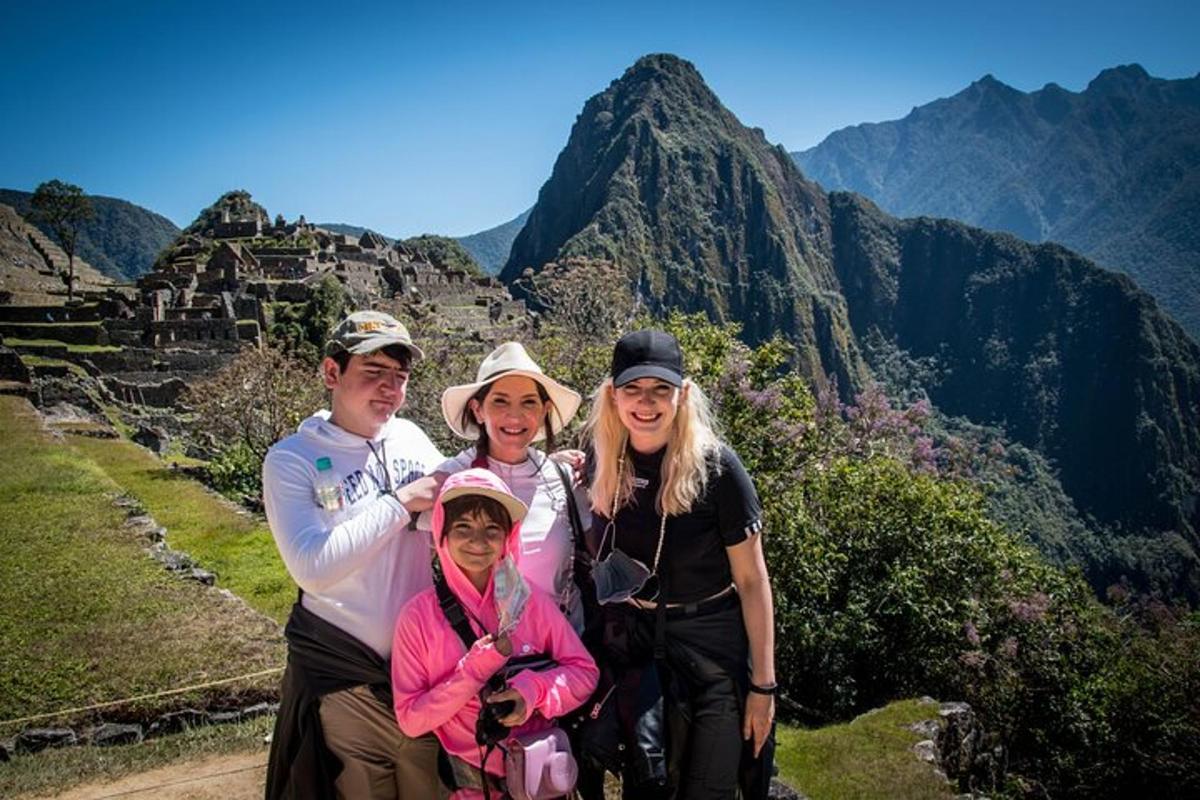 um grupo de pessoas posando para uma foto em uma montanha