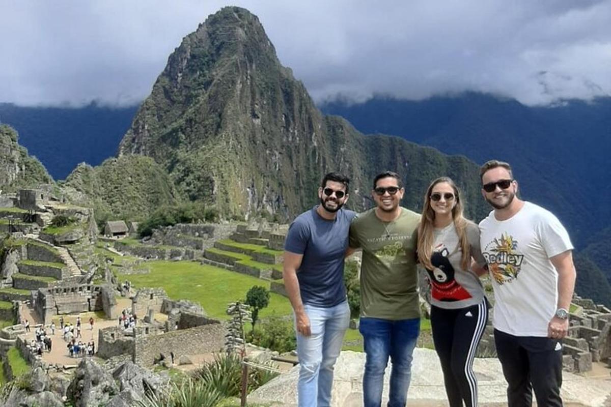 um grupo de pessoas em pé em frente a uma montanha