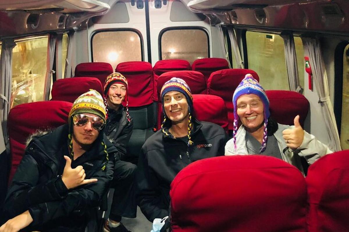 um grupo de pessoas sentadas em um ônibus