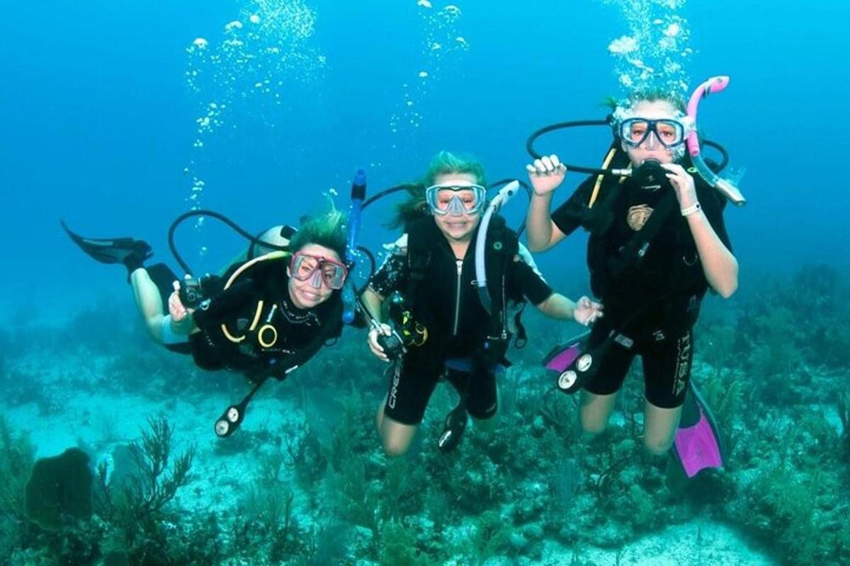 tre persone stanno facendo immersioni subacquee nell'oceano