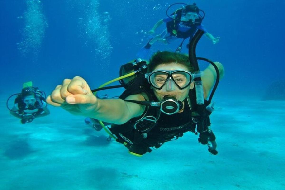 una persona in muta da sub e occhiali che nuota nell'acqua