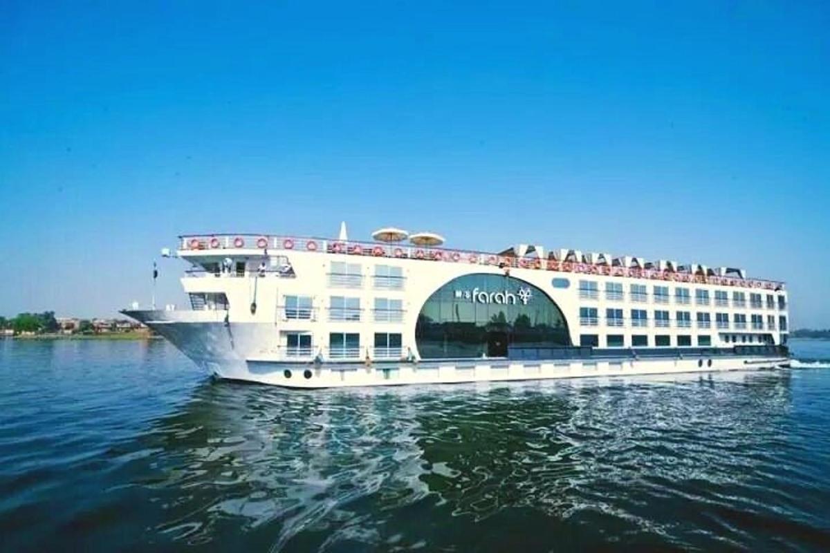 una nave da crociera con persone a bordo in acqua