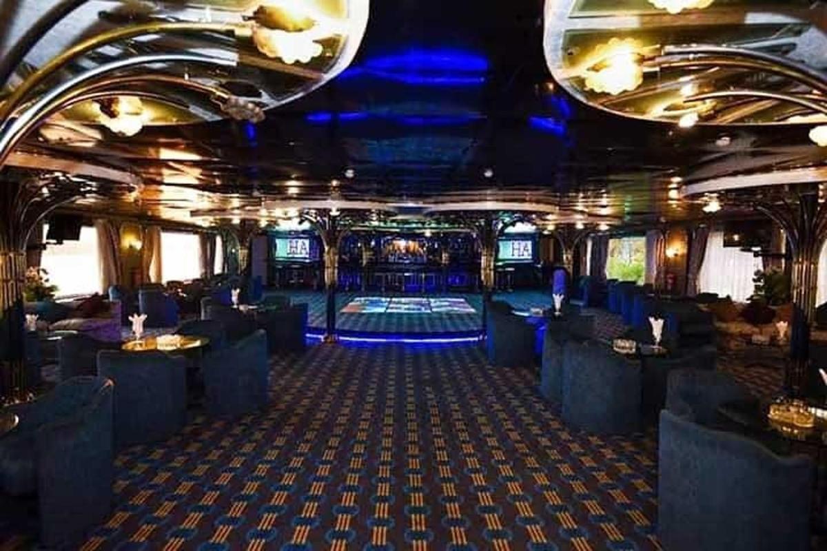 una carrozza ristorante di un autobus con tavoli e sedie