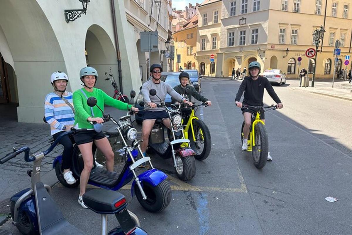 egy csoport ember motorozik az utcán