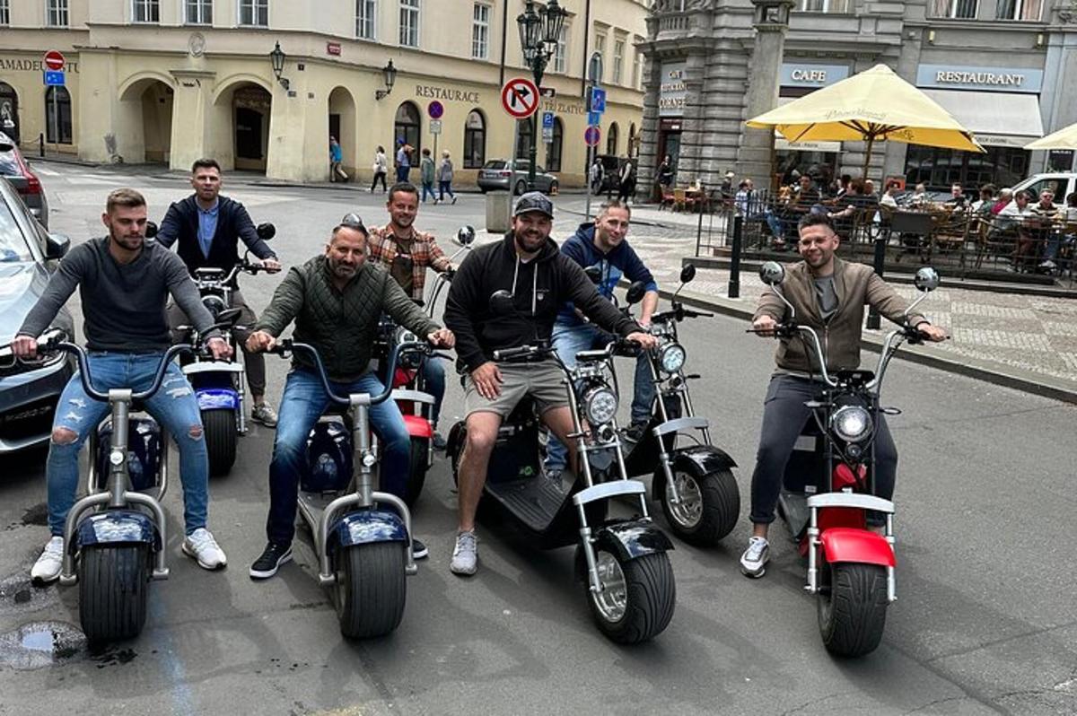 egy csoport férfi motorozik az utcán