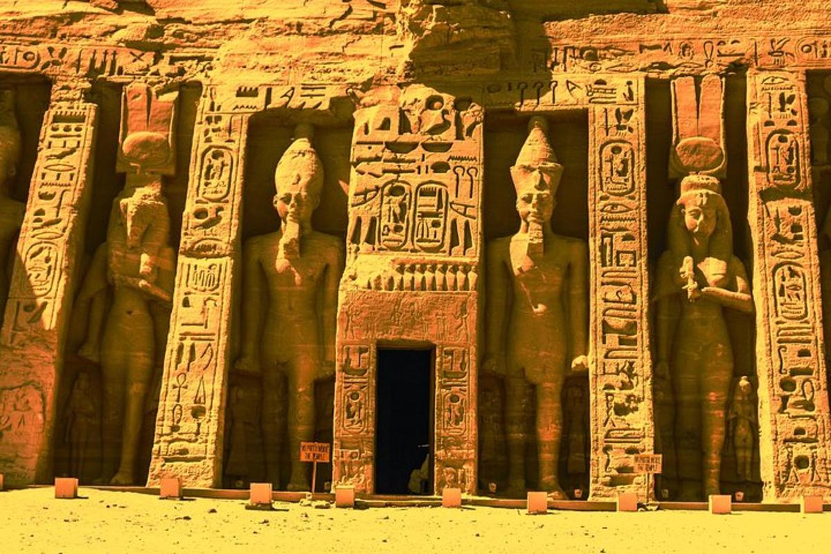 eine Steinmauer mit Hieroglyphen darauf
