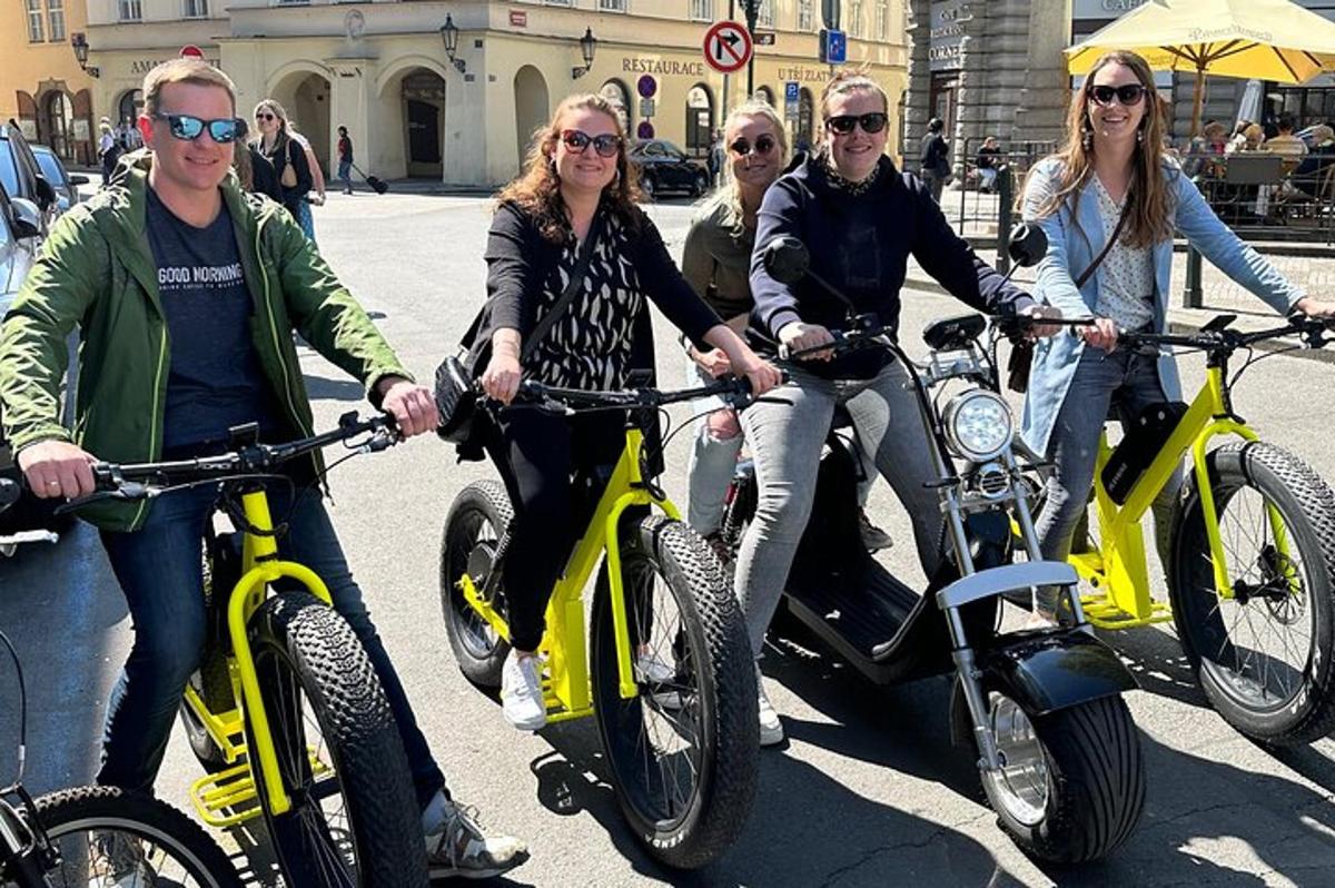 egy csoport ember biciklizik az utcán