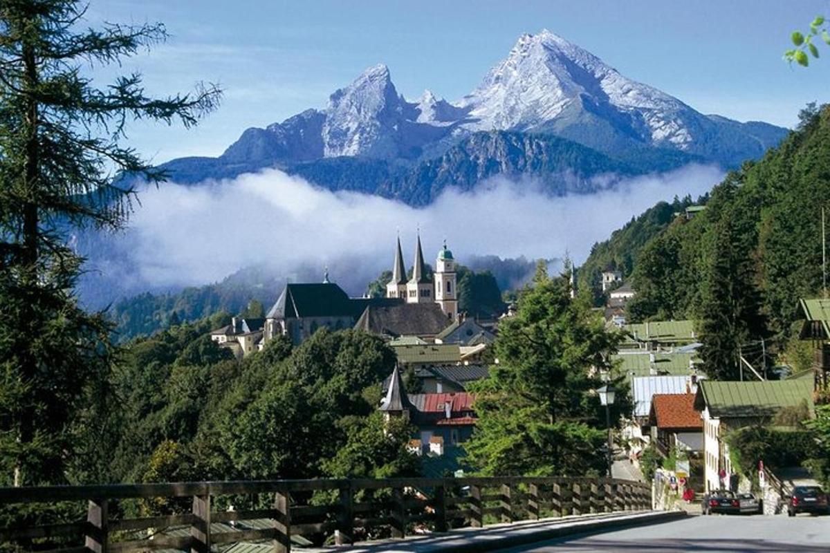 una montagna in lontananza con una città e un paese