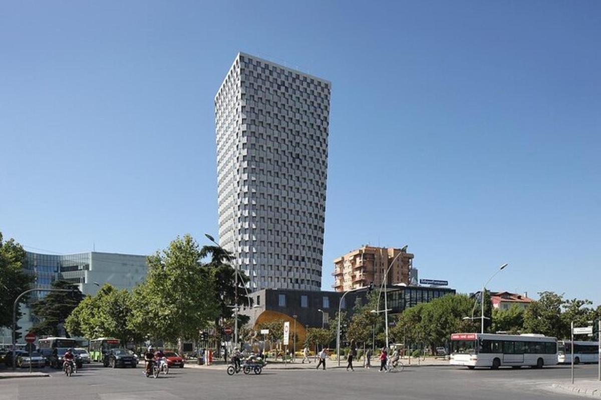 há bygging í miðri borg