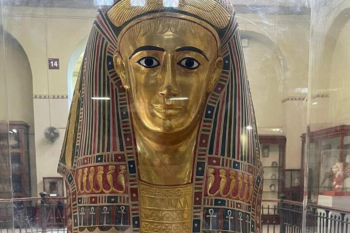 patung emas anubis di museum