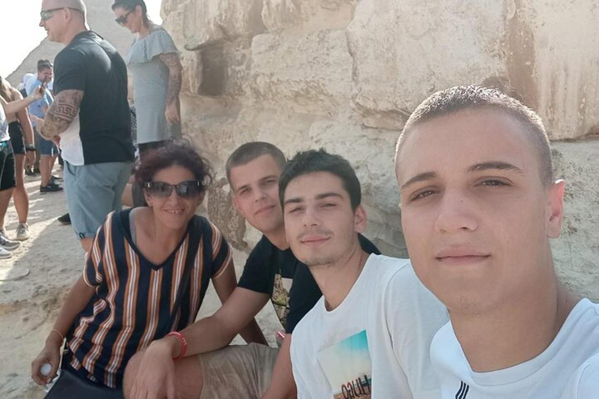un grup de oameni care pozează pentru o fotografie