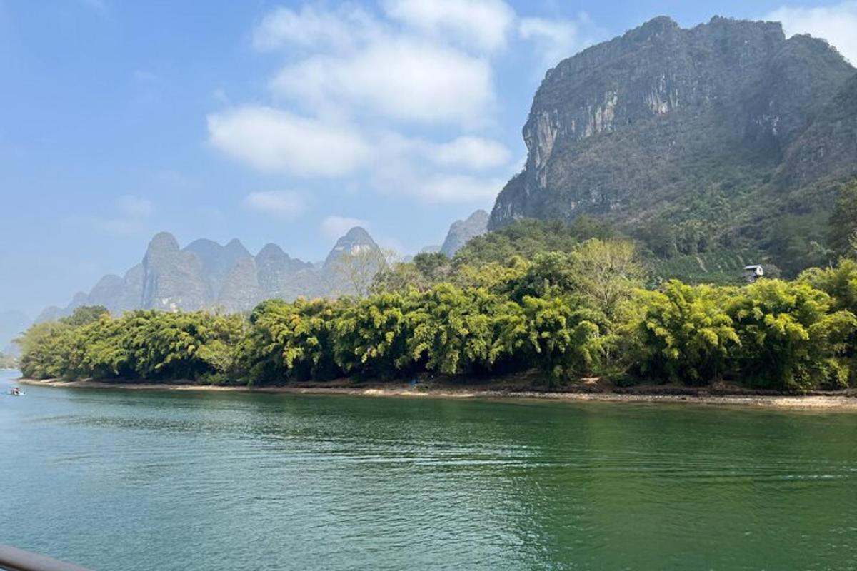 一片水域，背景是树木和山脉