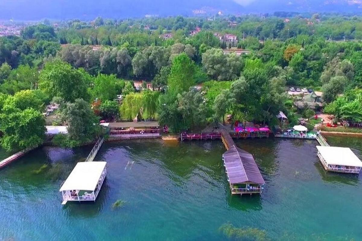 Letecký pohled na jezero se dvěma loděmi