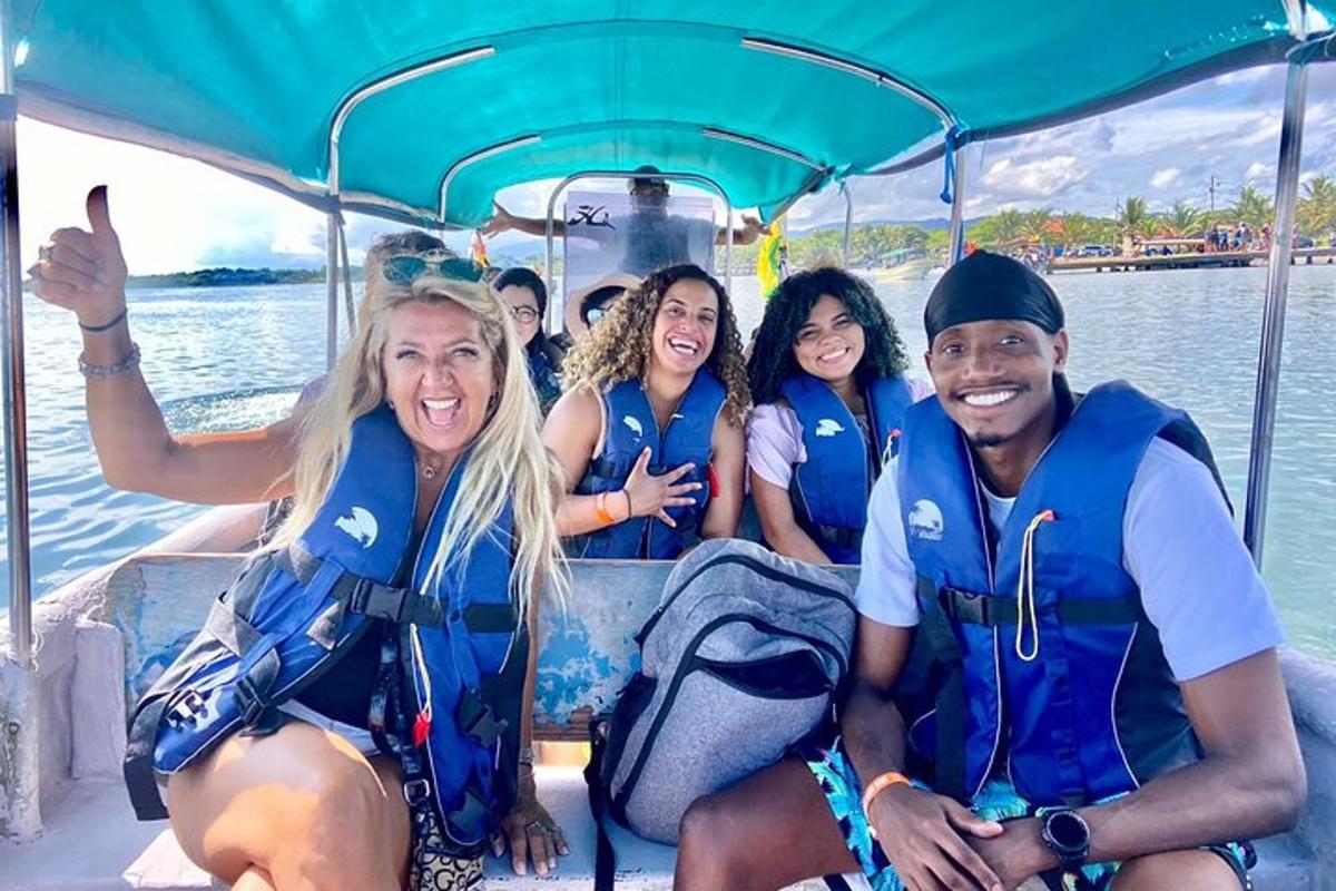 um grupo de pessoas sentadas na parte de trás de um barco