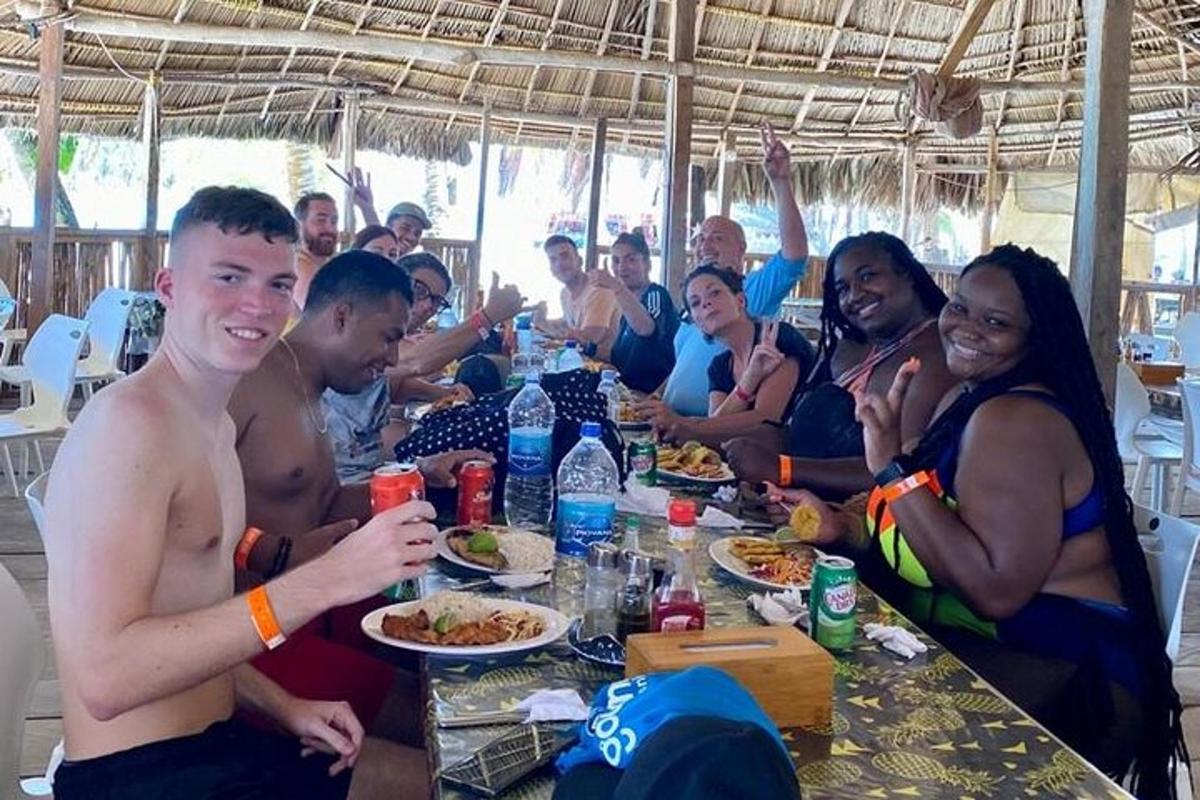 um grupo de pessoas sentadas à mesa comendo comida