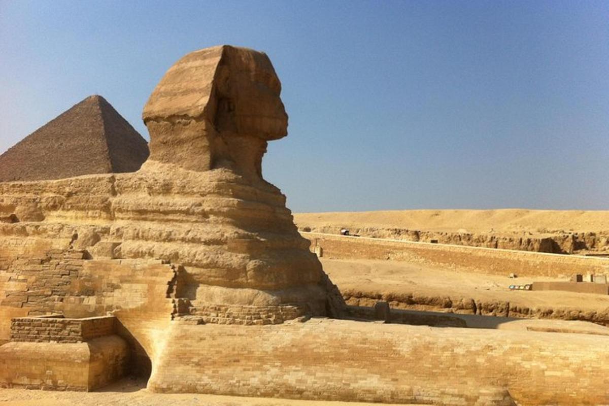 patung di hadapan sphinx dan piramid