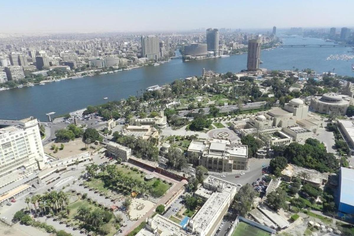 Una vista aérea de una ciudad con un río y edificios.