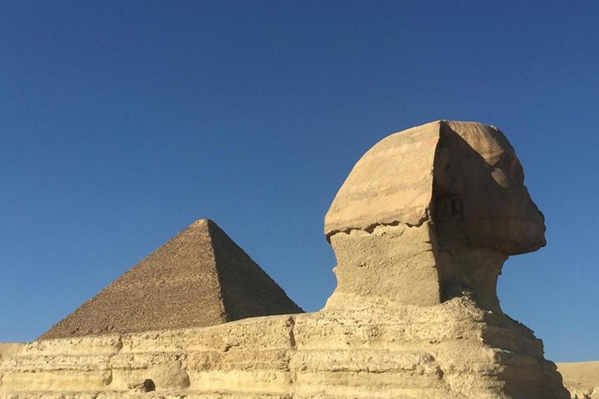 una statua di una sfinge di fronte alla piramide