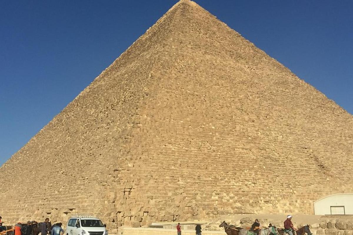 una piramide con un'auto parcheggiata davanti
