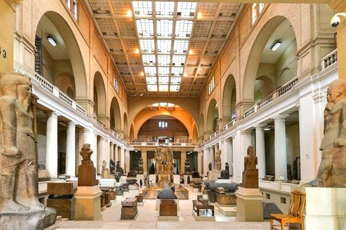 un musée avec beaucoup de statues à l'intérieur