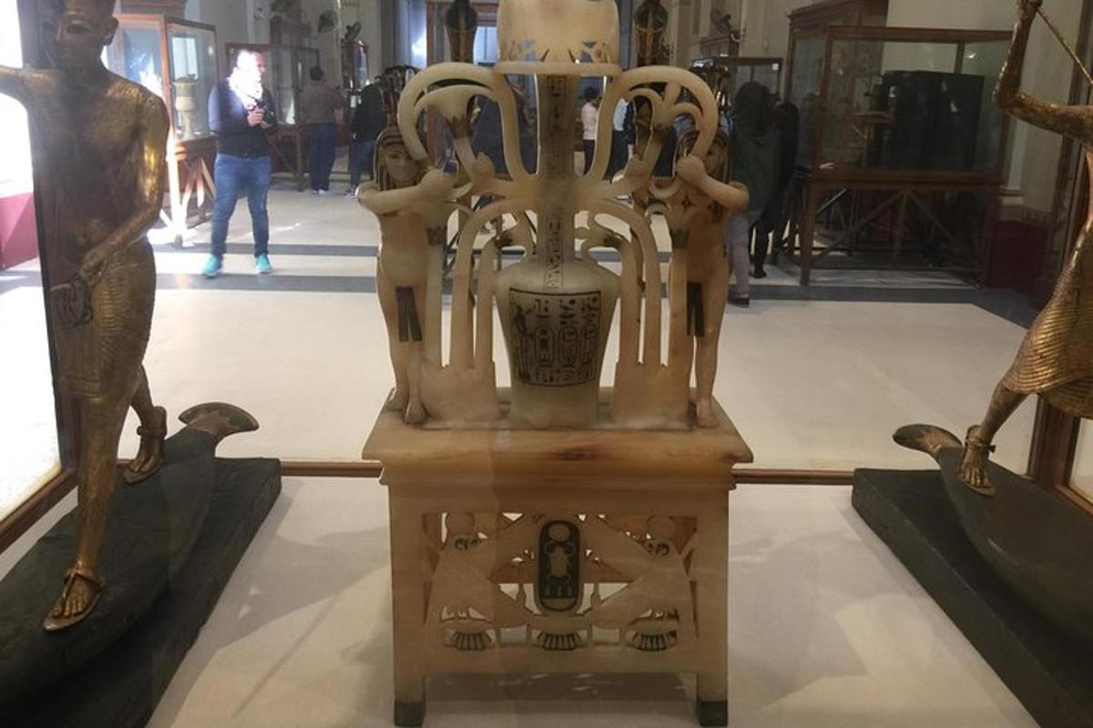 paparan di muzium dengan pasu di atas meja