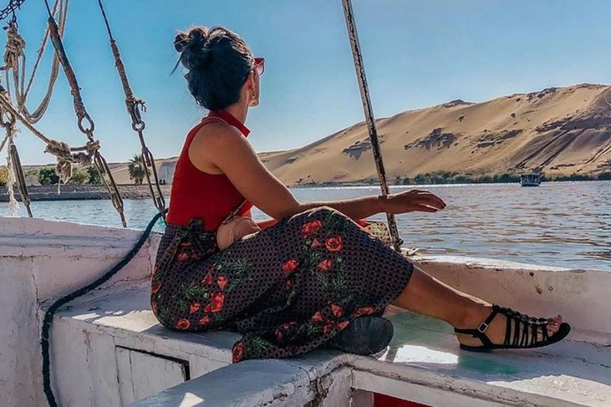 una donna seduta su una barca in acqua