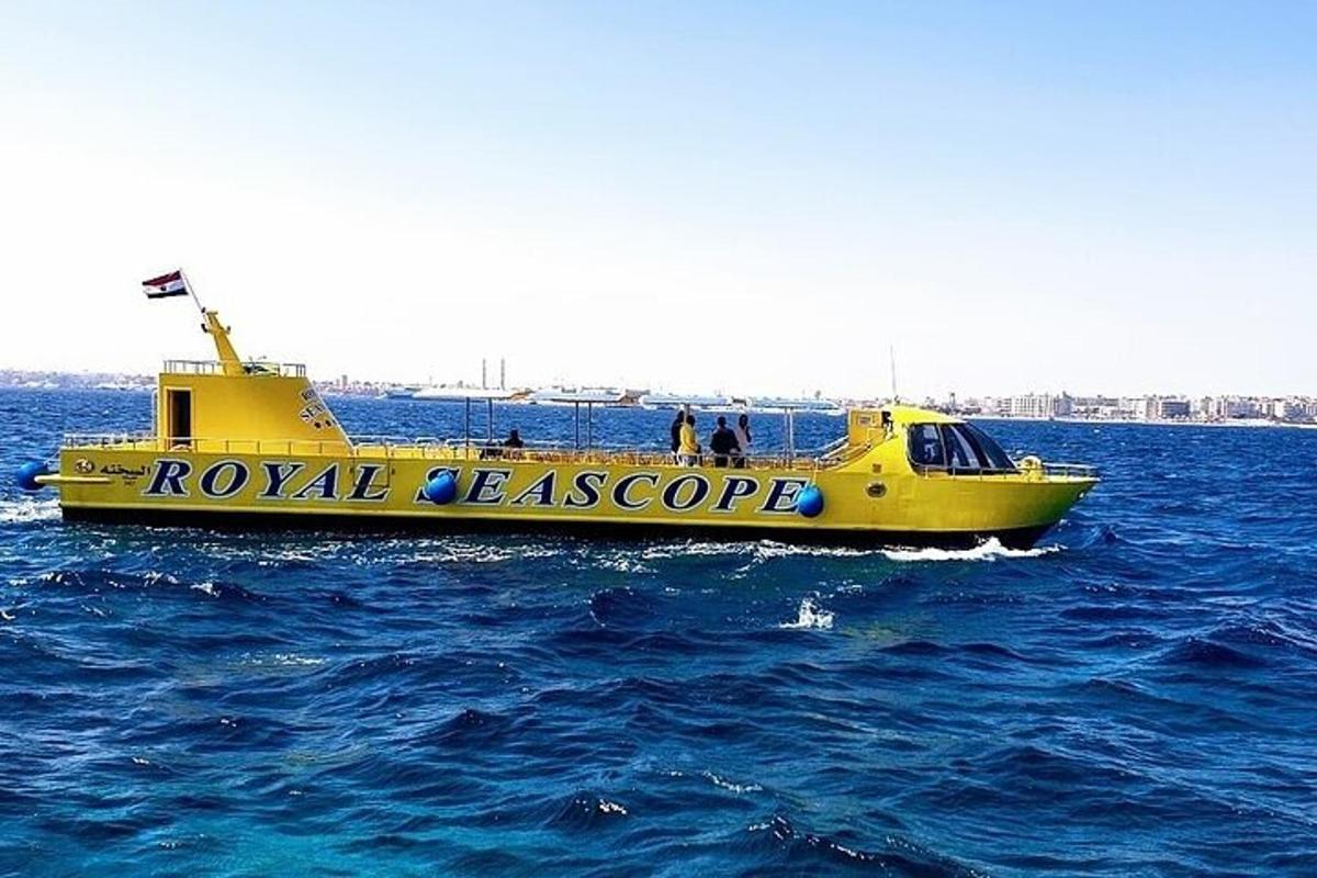 ein gelbes Boot mitten im Wasser