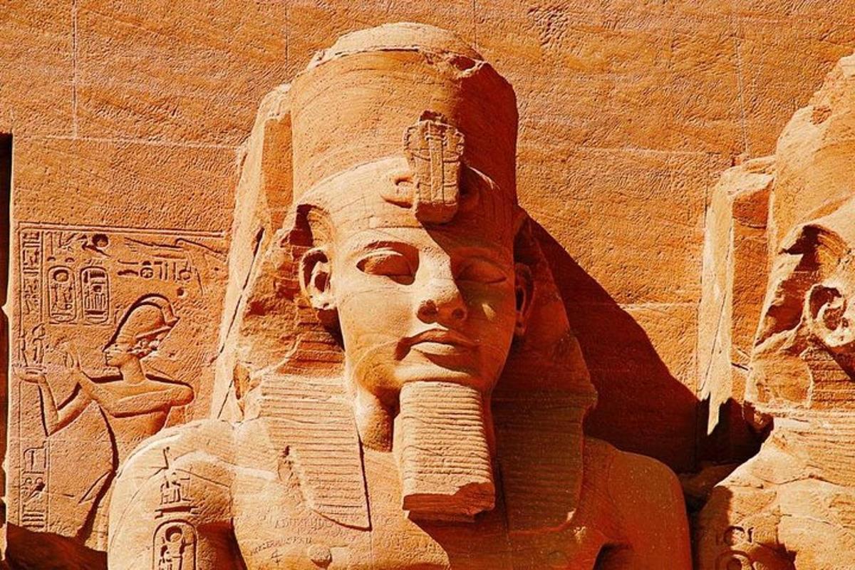 eine Statue von Aaraoh an der Seite einer Wand