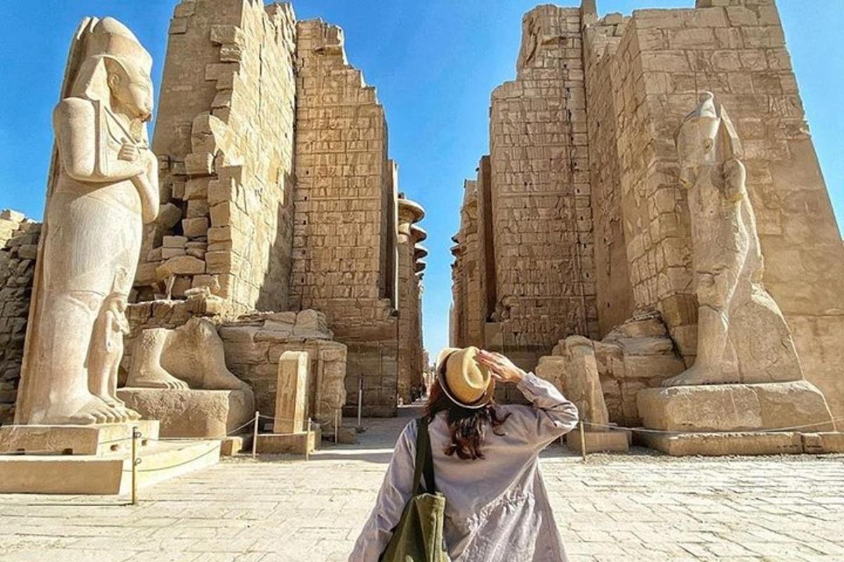una donna che scatta una foto di una statua