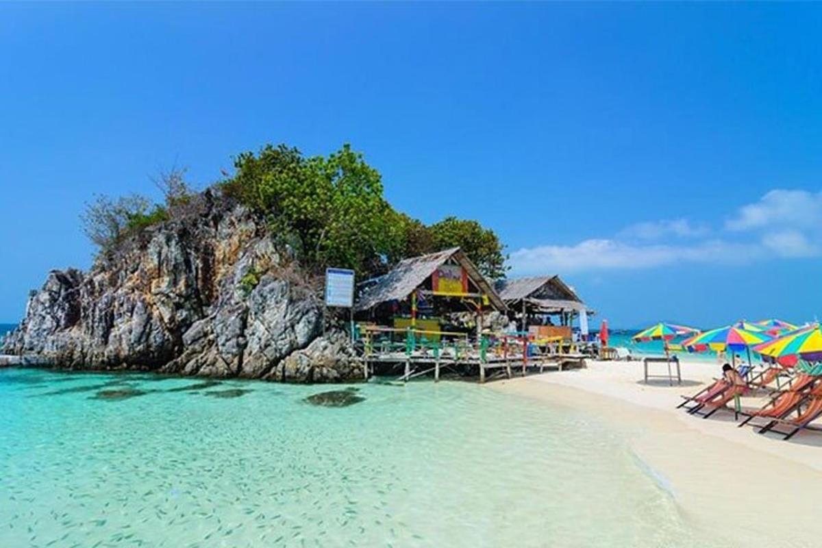 uma praia com cadeiras e guarda-sóis na água