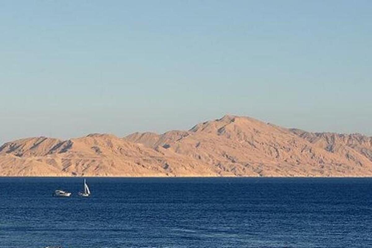 una barca in mezzo a un grande specchio d'acqua