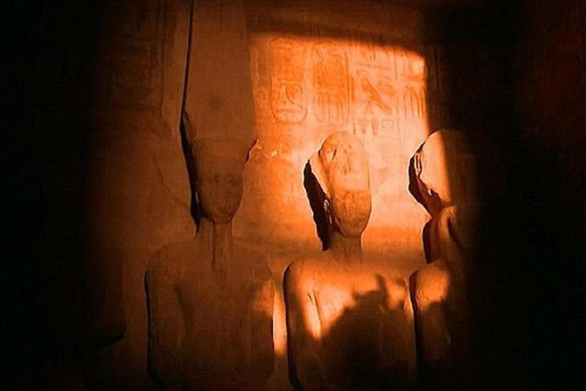 un'esposizione di due statue su un muro