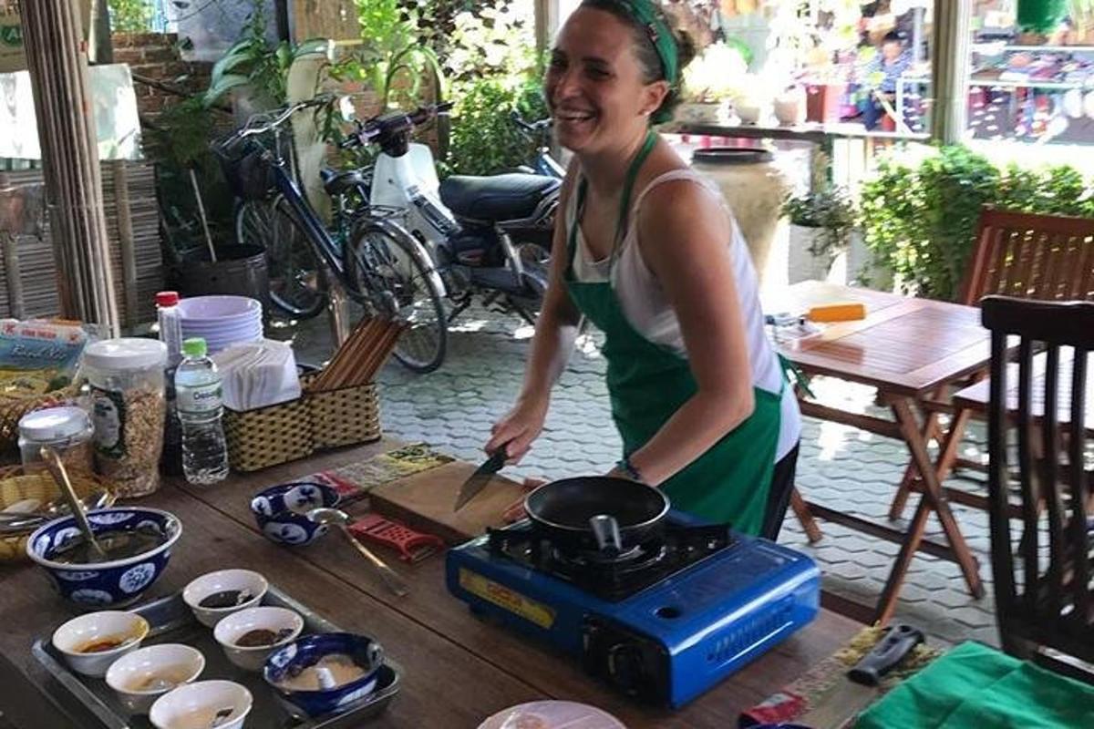 seorang wanita sedang menyiapkan makanan di atas kompor