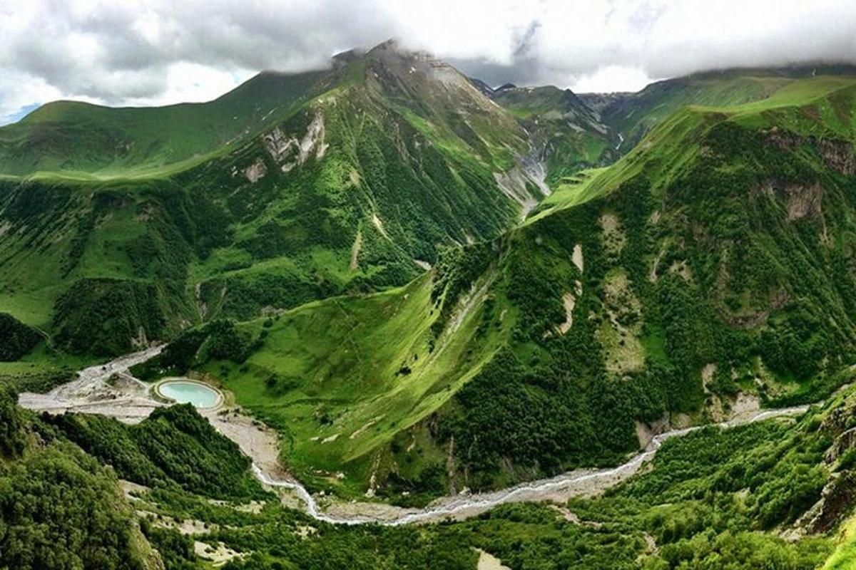 een luchtfoto van een berg met een rivier