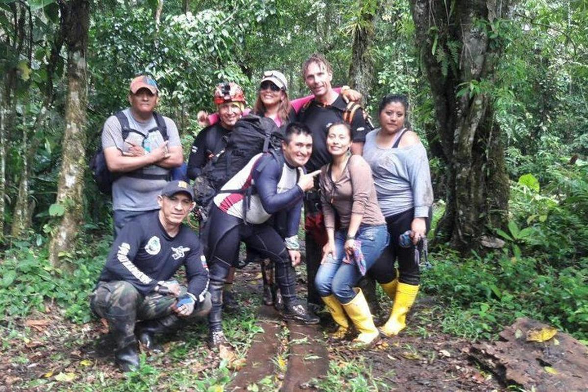 un grup de persones posant per a una foto en un sender