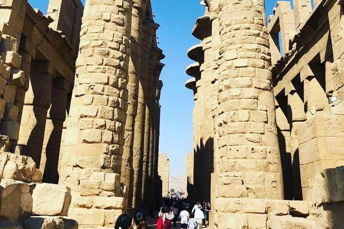 un gruppo di persone che camminano tra due colonne di pietra