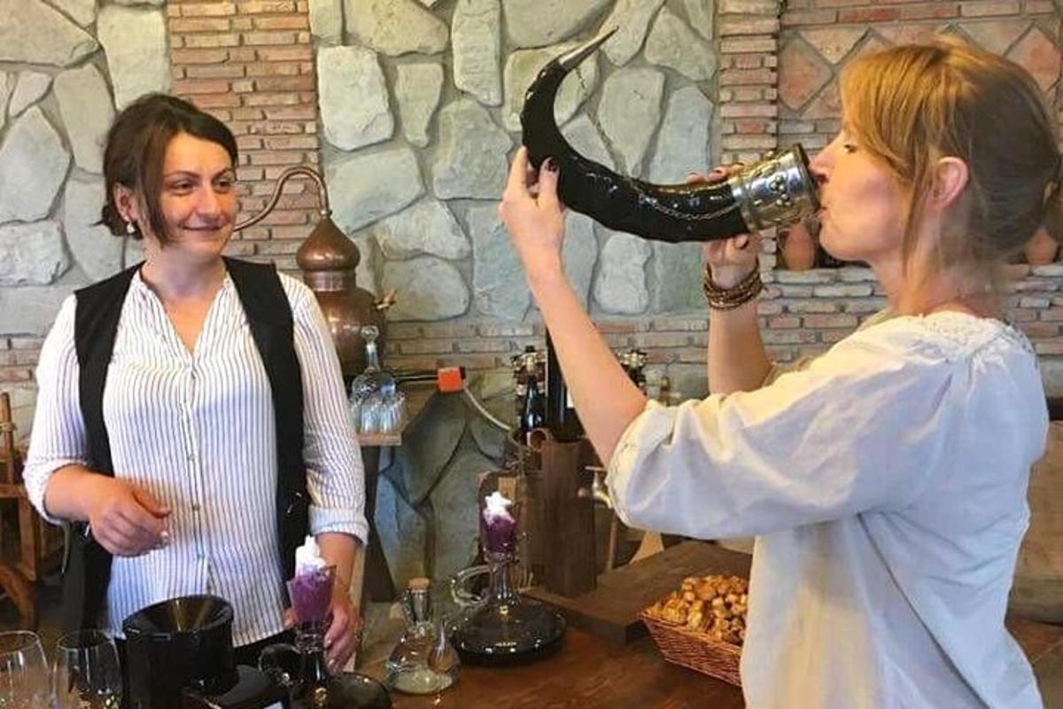 egy nő bort iszik egy üvegből