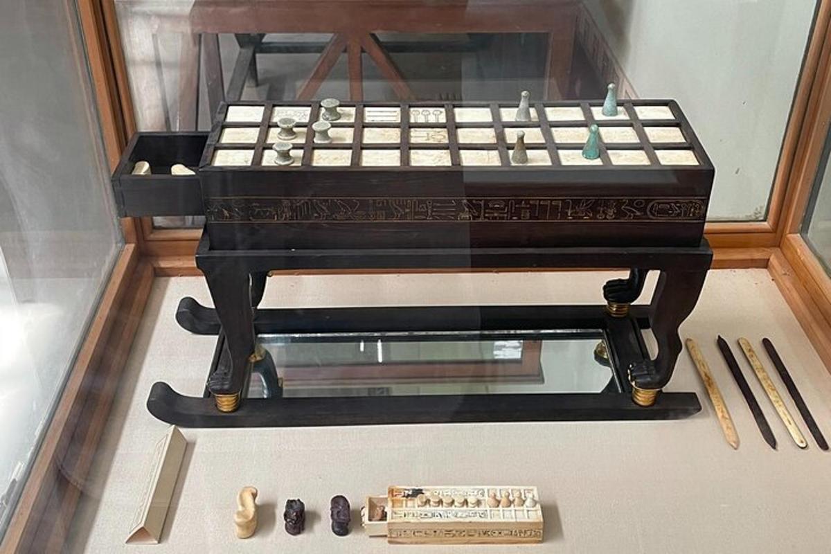 een piano die bovenop een tafel in een kamer staat