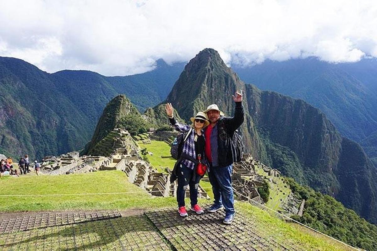 Un hombre y una mujer de pie en la cima de una montaña