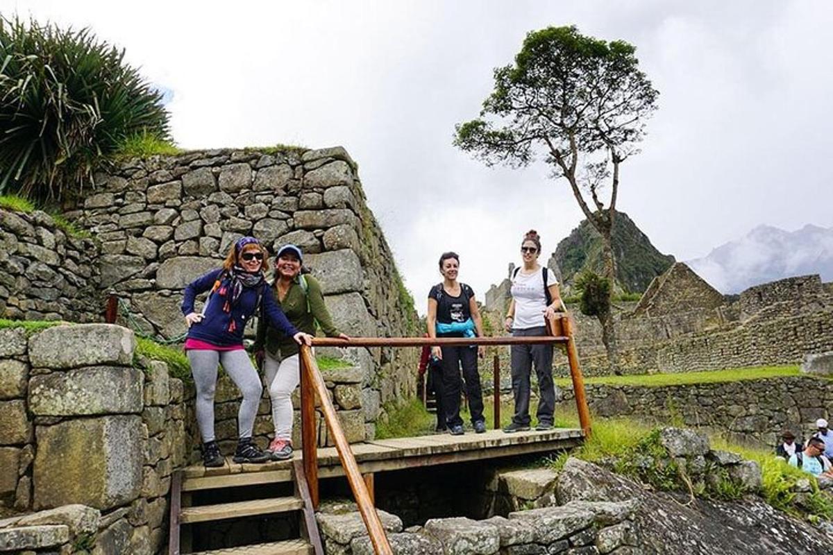 Un grupo de mujeres de pie en un puente en unas ruinas antiguas.