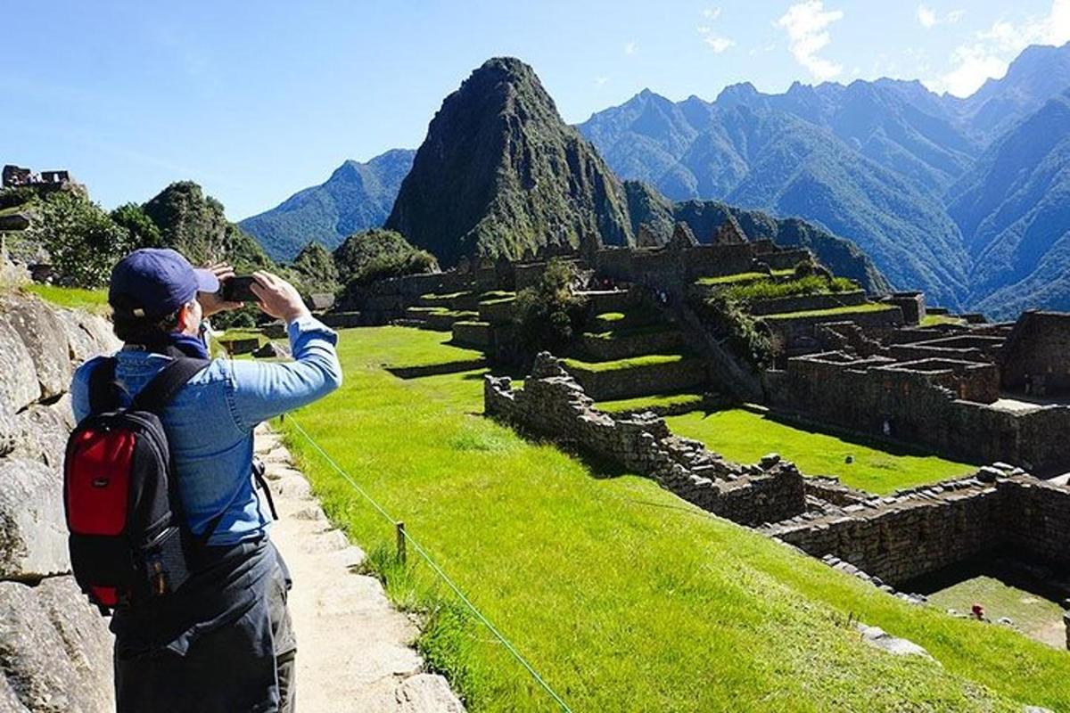 Un hombre tomando una fotografía de unas ruinas antiguas.