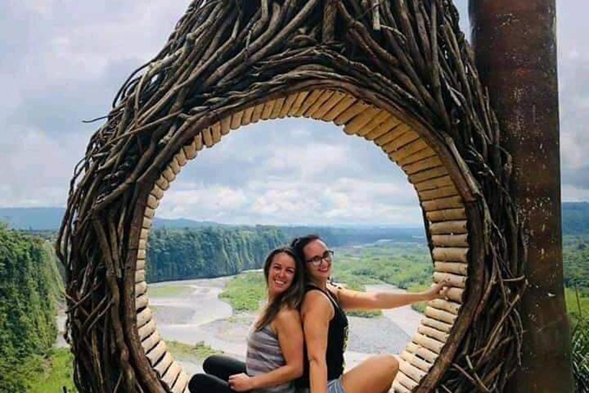 Dvije žene sjede u velikom drvenom ogledalu