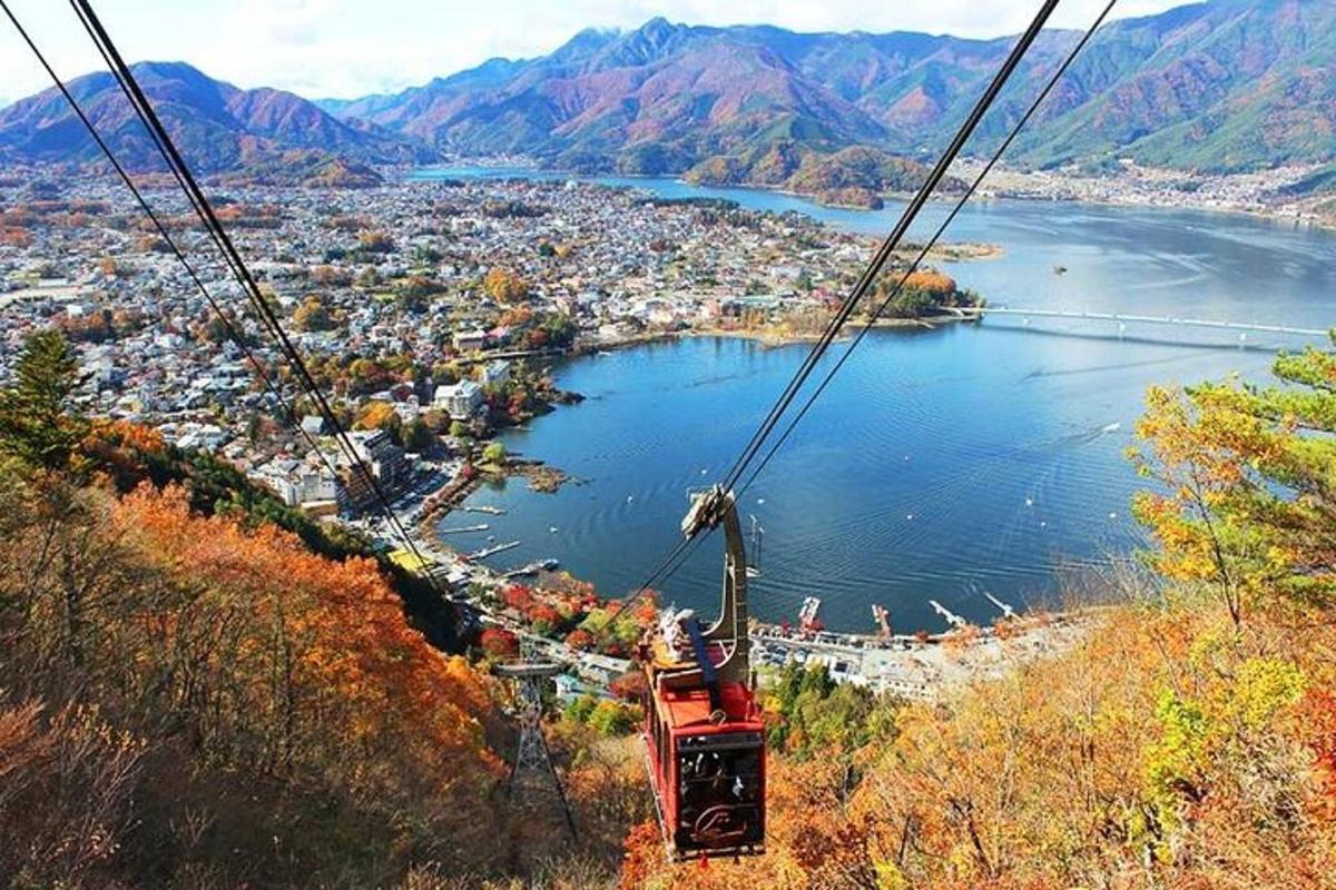 menaiki gondola di atas tasik di atas gunung