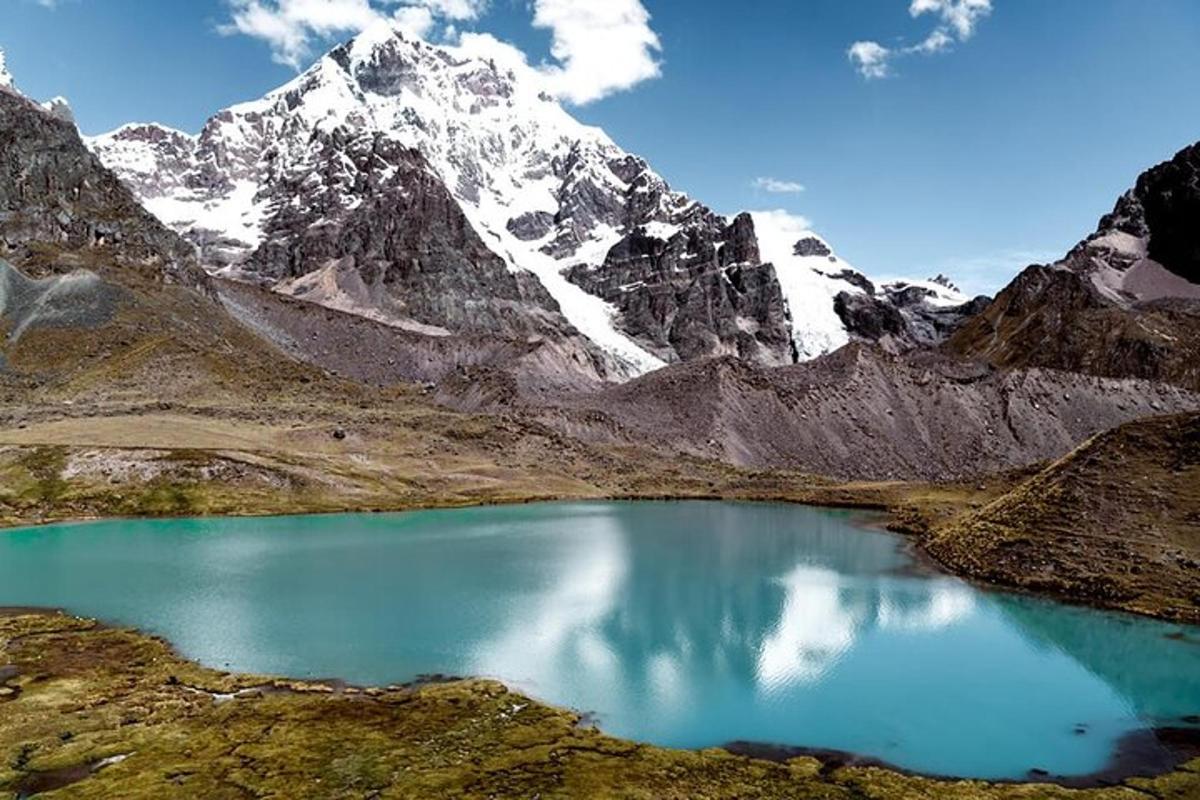 una montagna con un lago blu di fronte